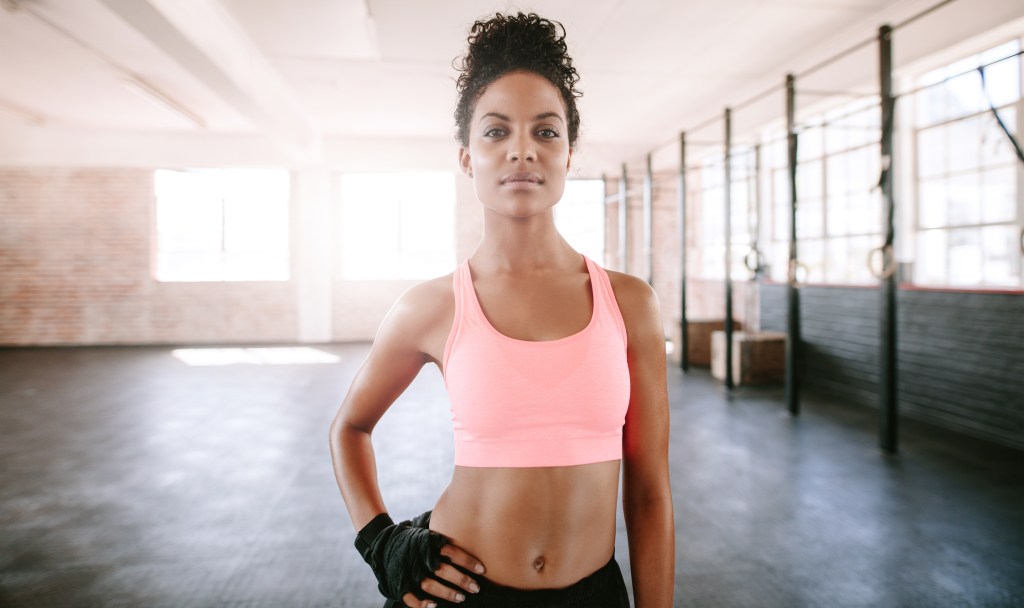 Mulher fitness confiante - treino para mudar o corpo em 15 dias