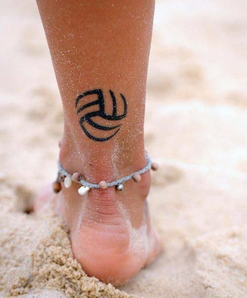 Tatuagem de bola de vôlei no tornozelo
