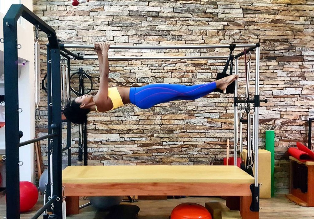 A aula de pilates de Sheron Menezzes para conquistar um corpo sequinho e forte