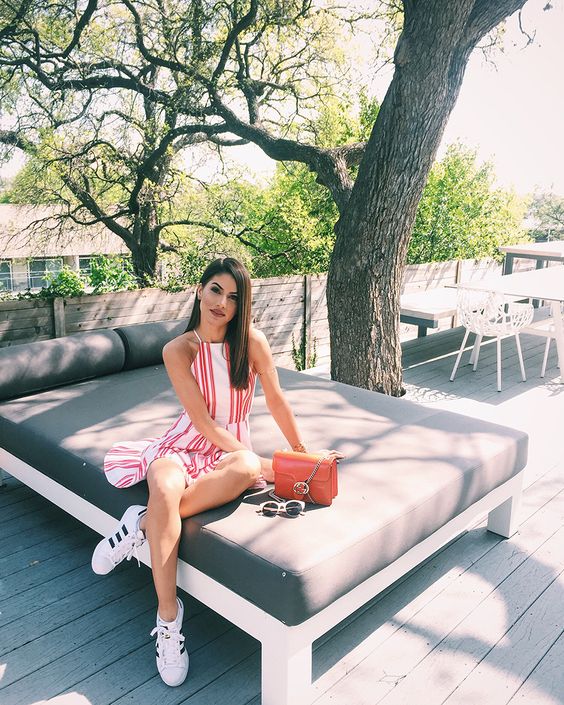 Como usar tênis em um look romântico