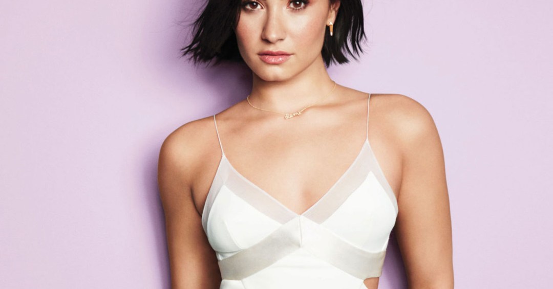 Foto: Demi Lovato escolheu vestido assimétrico com toque metalizado. A peça  possuía uma calda lateral e drapeado abaixo do busto e cintura, deixando  seu corpo curvilíneo em evidência - Purepeople