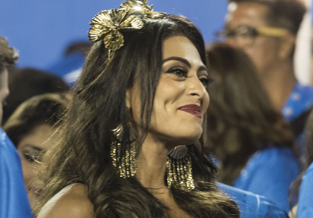 Como as famosas combinam o tom de pele com o batom escuro