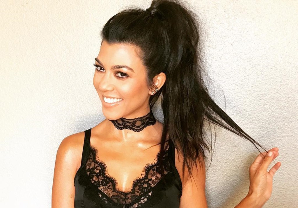 O que tem na garrafinha que Kourtney Kardashian bebe durante o programa. Dica: ajuda a emagrecer!