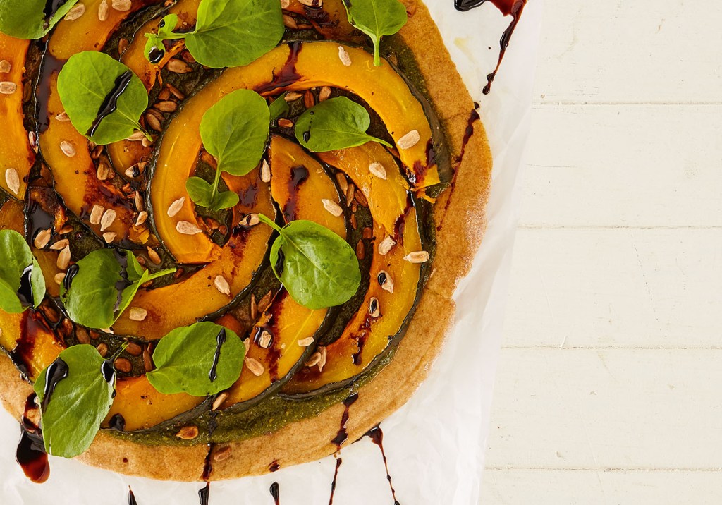 Pizza de abóbora com manjericão