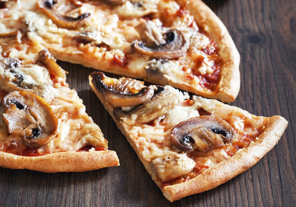 Pizza três queijos com champignon