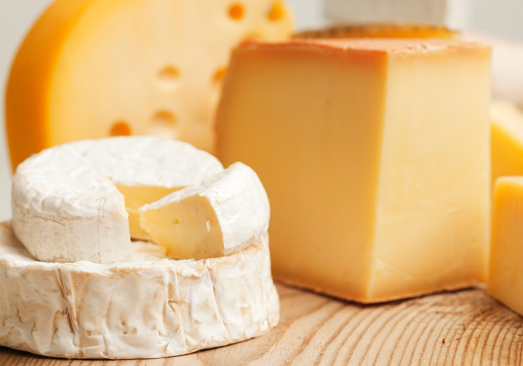 Substância natural encontrada no queijo pode combater o câncer