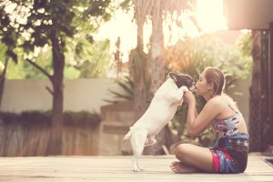 mulher-beijando-cachorro
