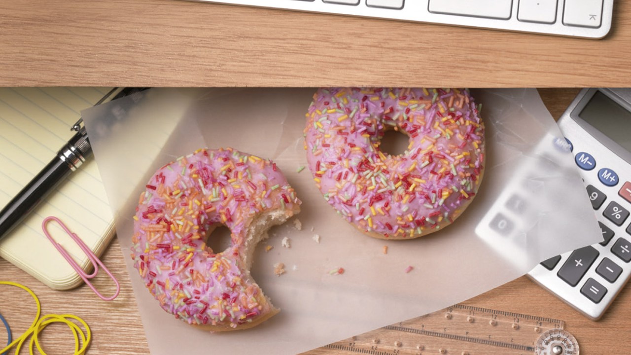Donuts na mesa de trabalho