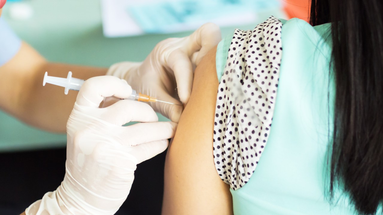 Mulher recebendo vacina