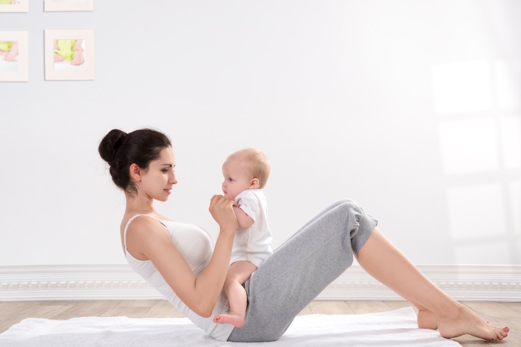 Mulher treinando com bebê - fortalecer o abdômen depois da gravidez