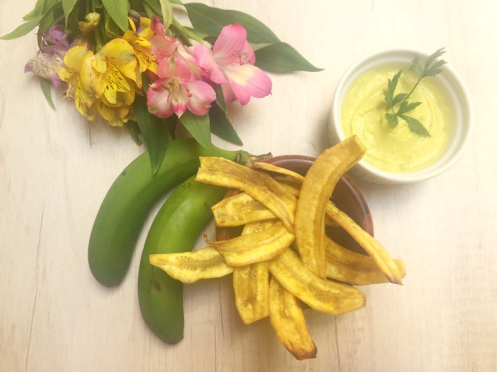 Receita de chips de banana verde com pasta de abacate