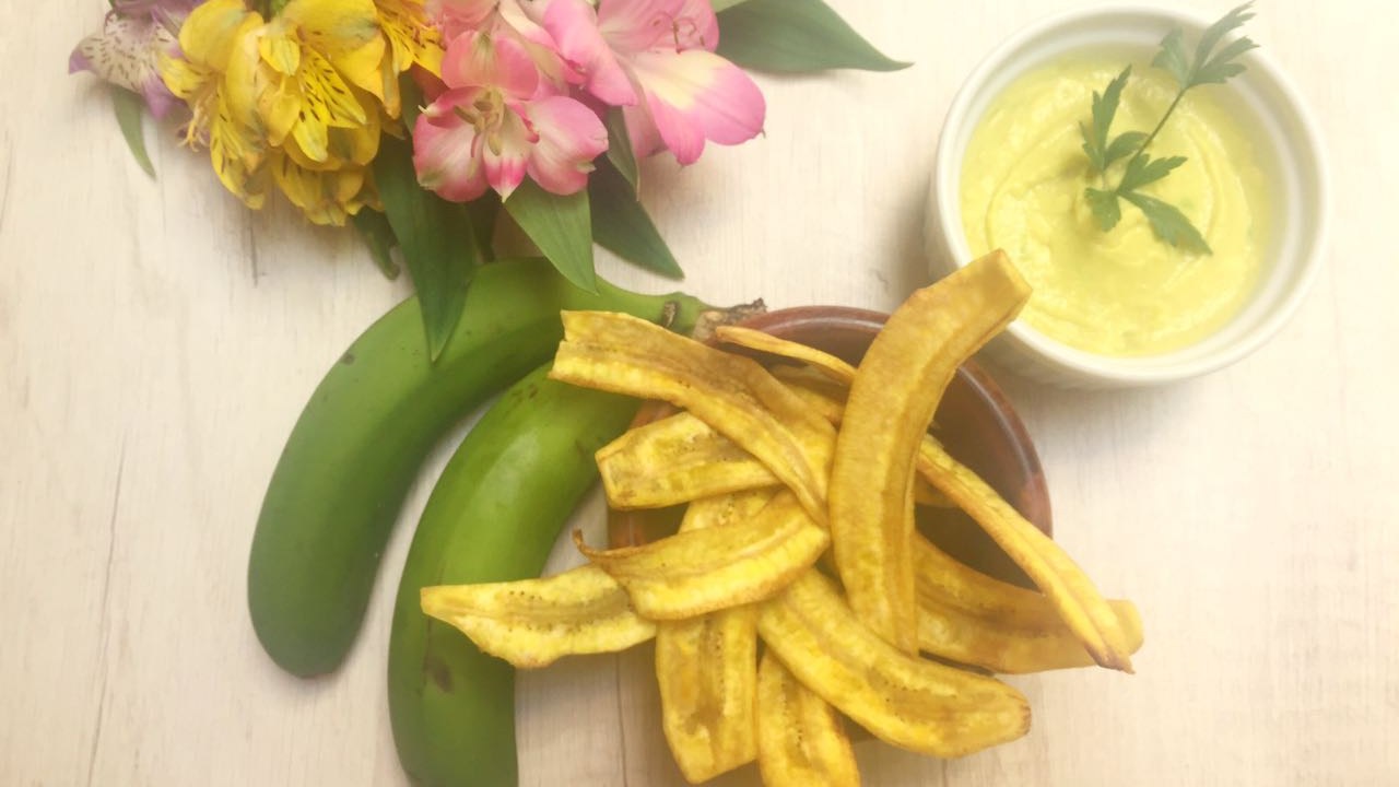 Receita de chips de banana verde com pasta de abacate