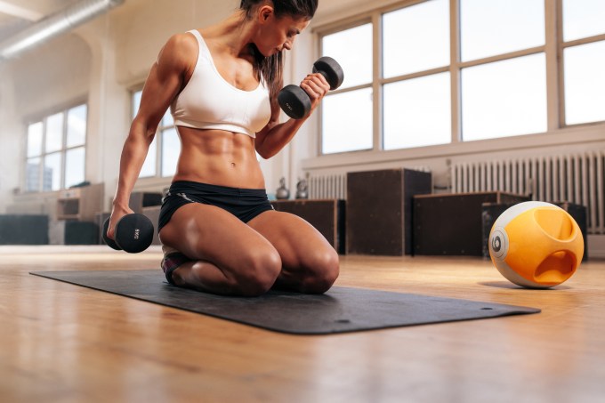 mulher-fazendo-exercicio-biceps