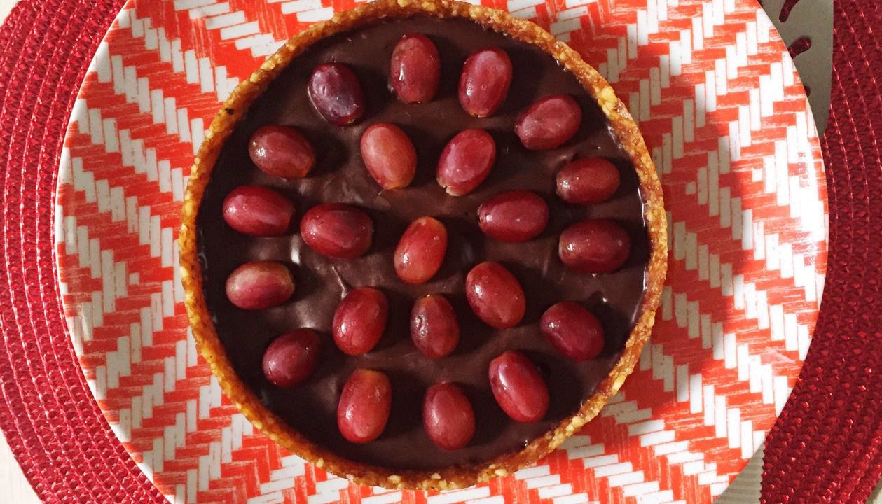 Torta ganache de chocolate amargo, noz-pecã e uvas para o Natal
