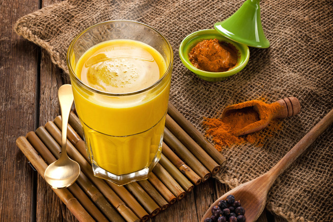 Leite dourado: a bebida saudável do momento