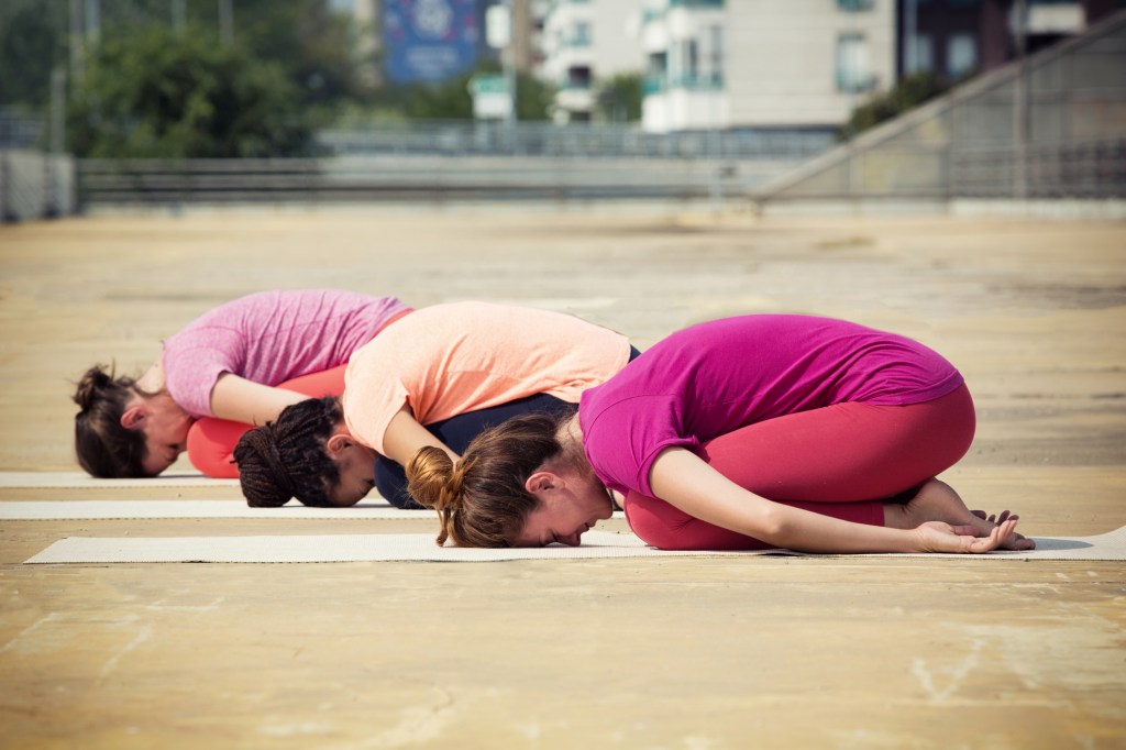 Mulheres fazendo ioga