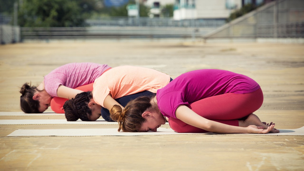 Mulheres fazendo ioga