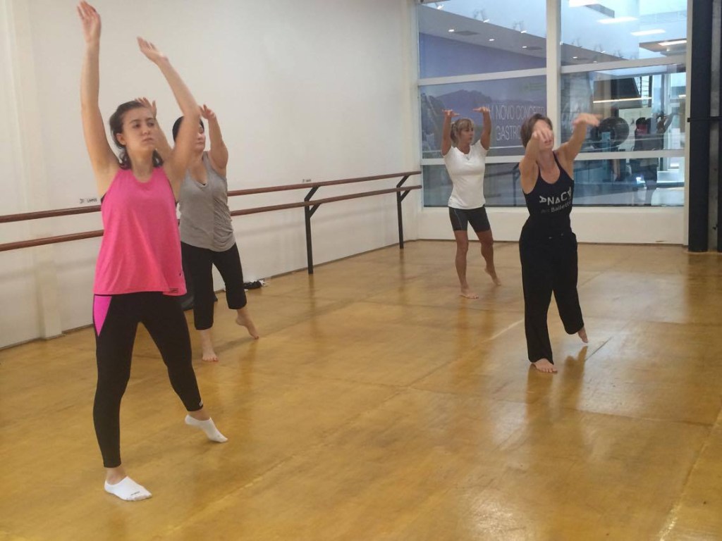 Fluidance: aula une dança e tai chi para trabalhar articulações