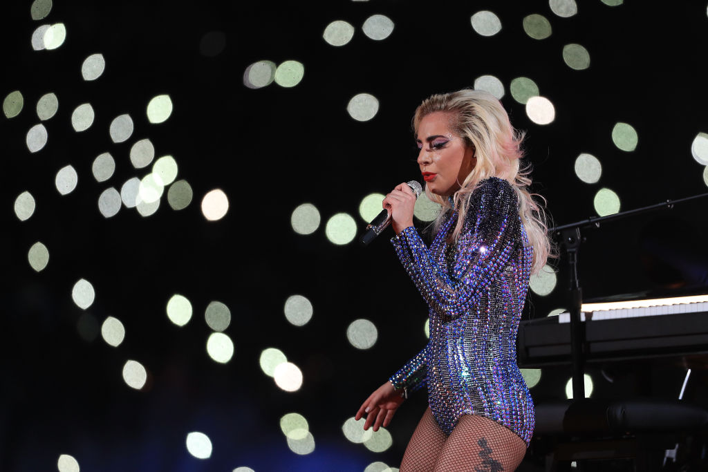 Lady Gaga se apresentando no Super Bowl