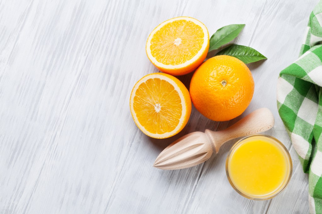 laranjas e suco de laranja