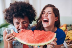 mulheres-comendo-melancia-rindo