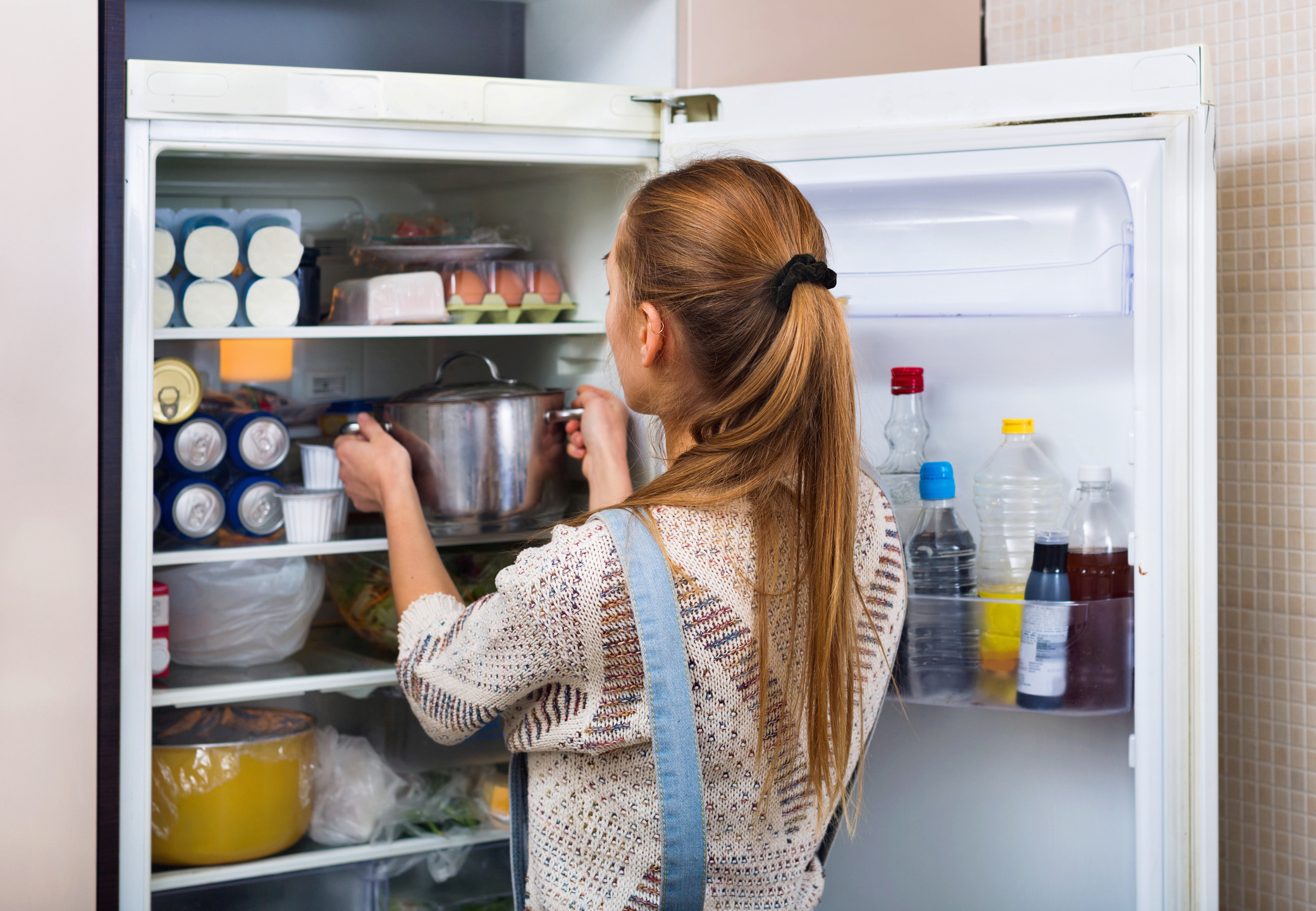 Можно ли ставить суп в холодильник. Холодильник с продуктами. Холодильник с едой. Убрать в холодильник. Холодильник для воды.