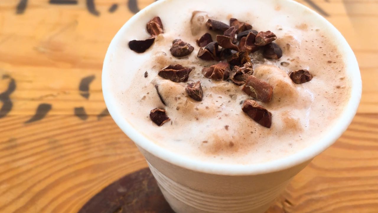 Copo com rasppuccino e nibs de cacau