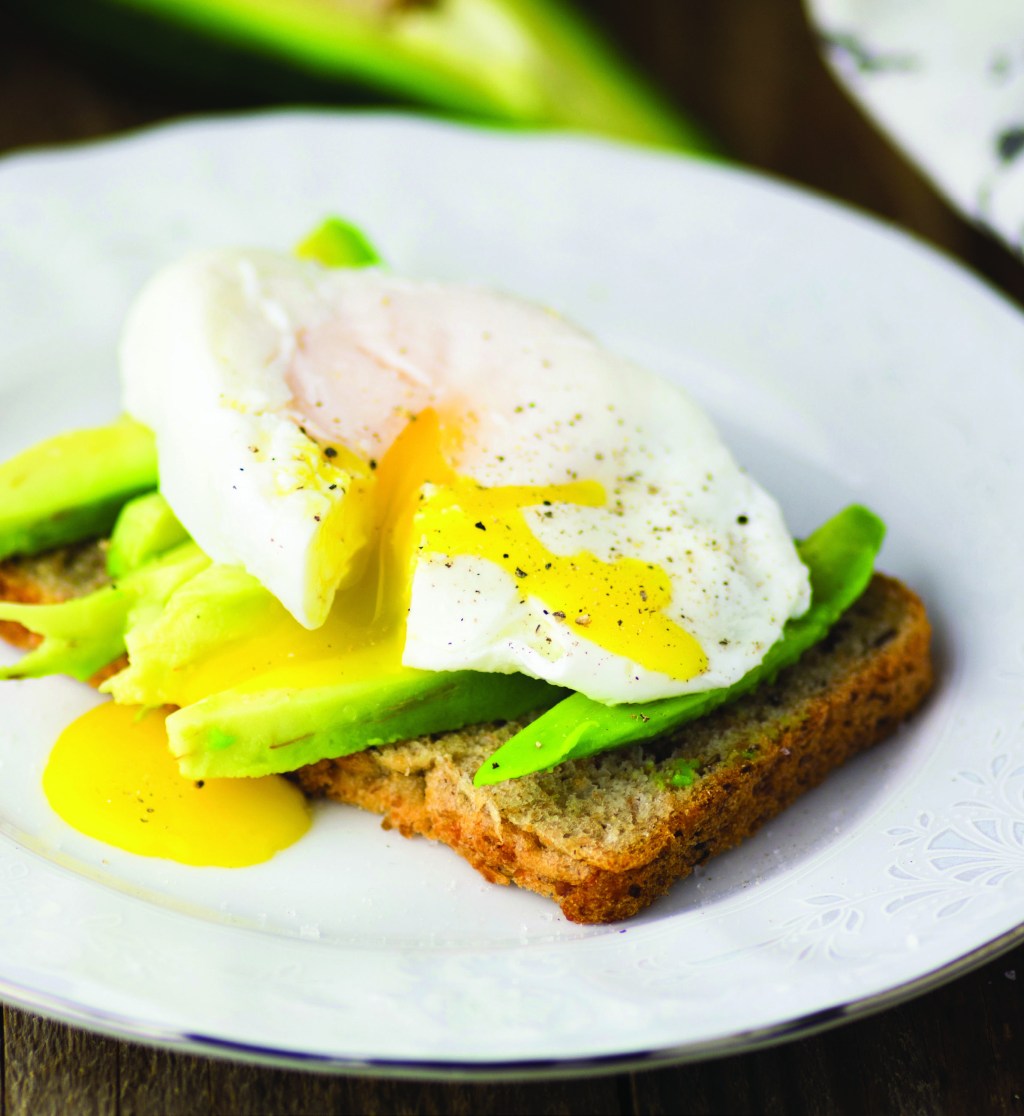 Café da manhã completo: torrada de ovo poché com abacate