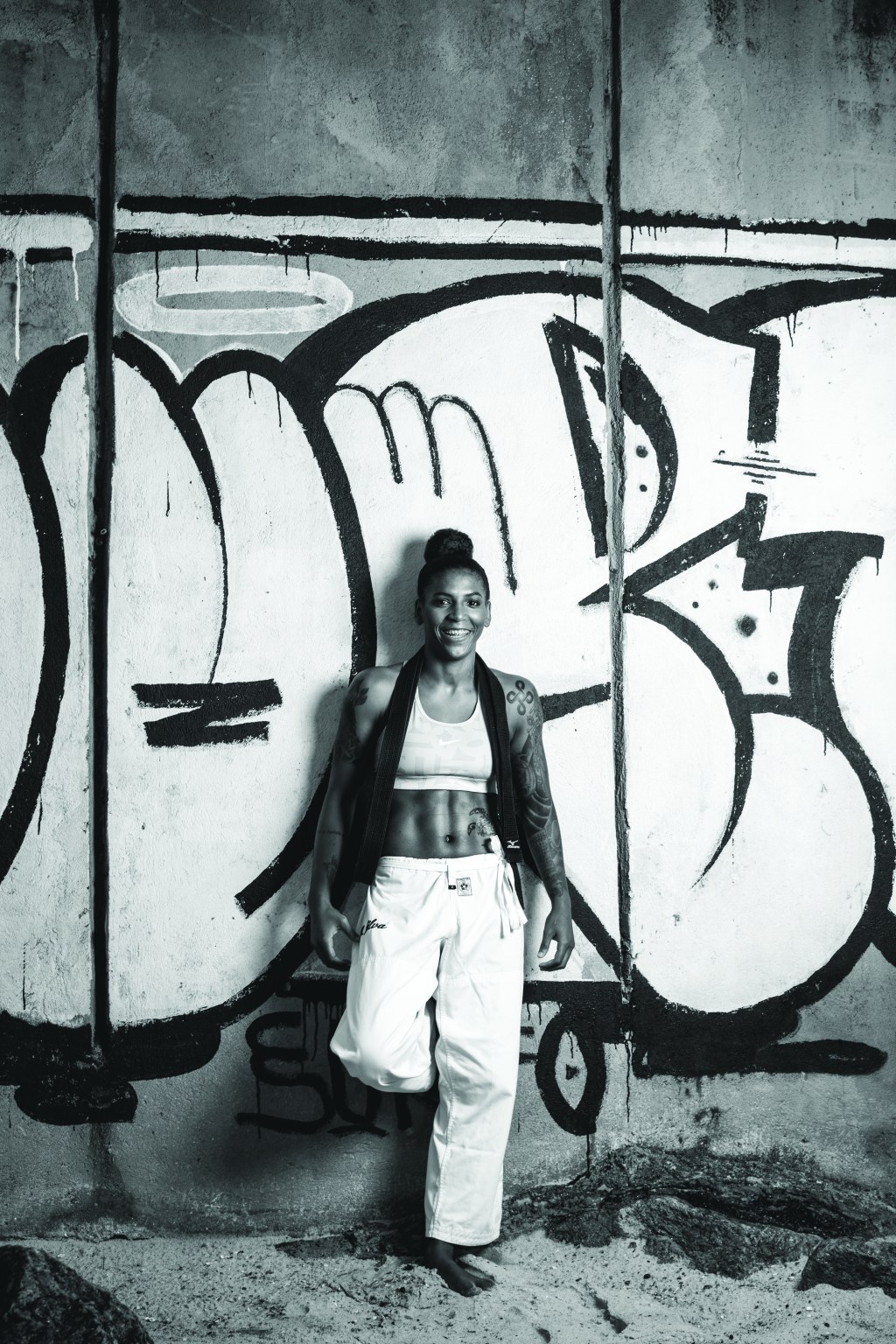 Judoca Rafaela Silva em frente ao muro grafitado