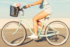 Moça andando de Bicicleta