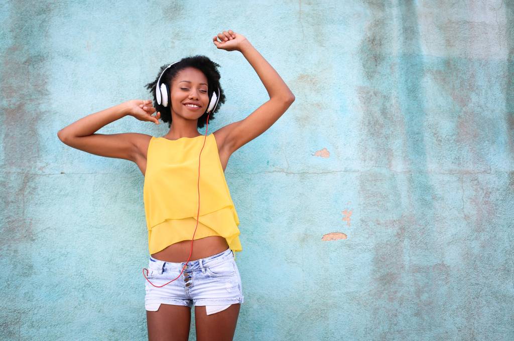 Mulher com fones ouvindo música