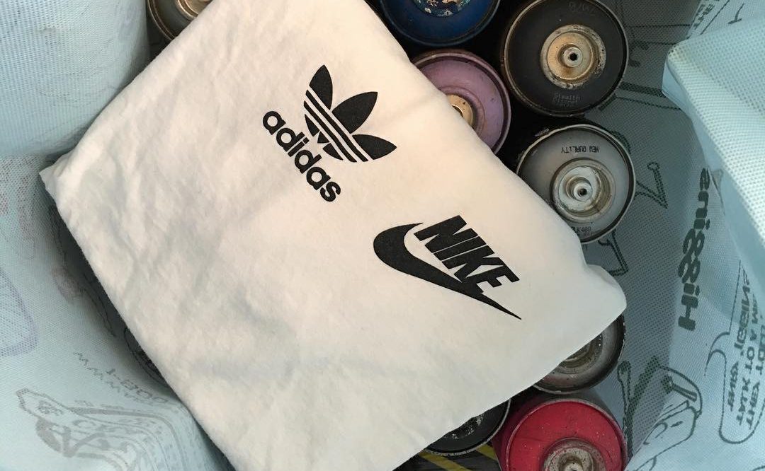 Camiseta com logo da Adidas e da Nike