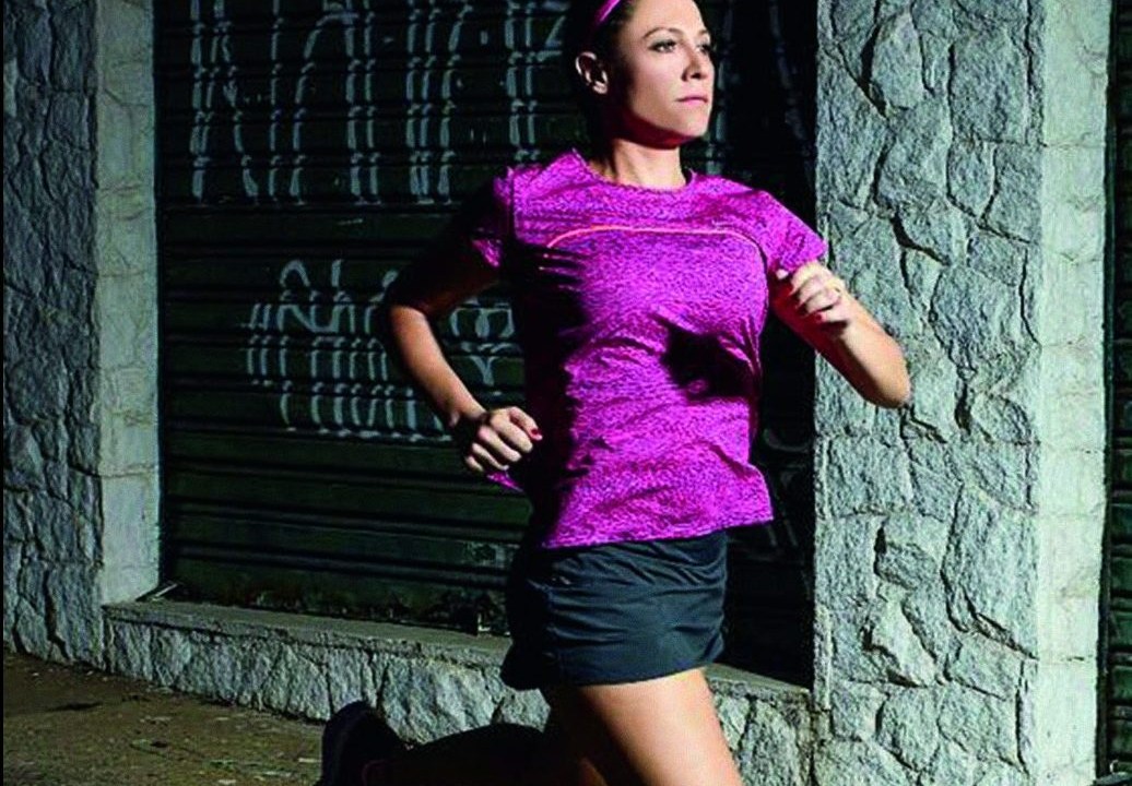 Promotora Gabi Manssur correndo na rua