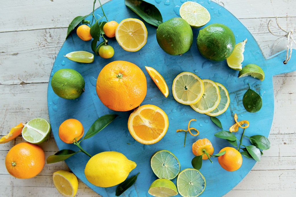 Mesa com frutas cítricas - comer a parte branca da laranja e do limão