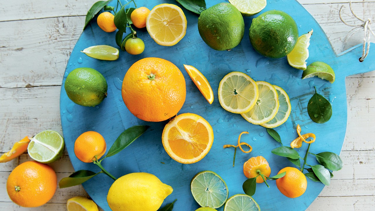 Mesa com frutas cítricas - comer a parte branca da laranja e do limão