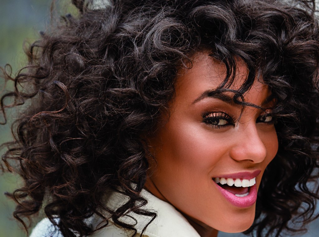 Especialista em cabelo cacheado ensina como cuidar dos fios