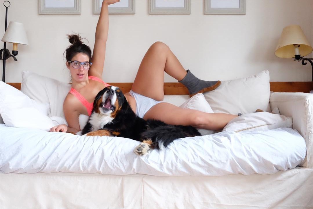 Kate Speer na cama com cachorro