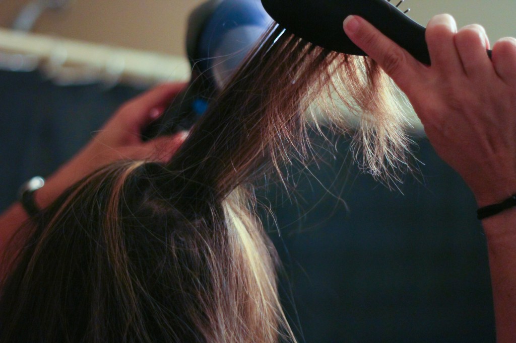 Mulher secando o cabelo