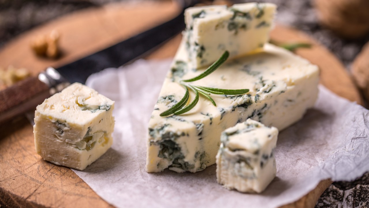 Fatia de queijo Roquefort
