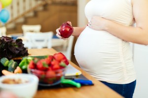 mulher-gravida-comendo-frutas-maca