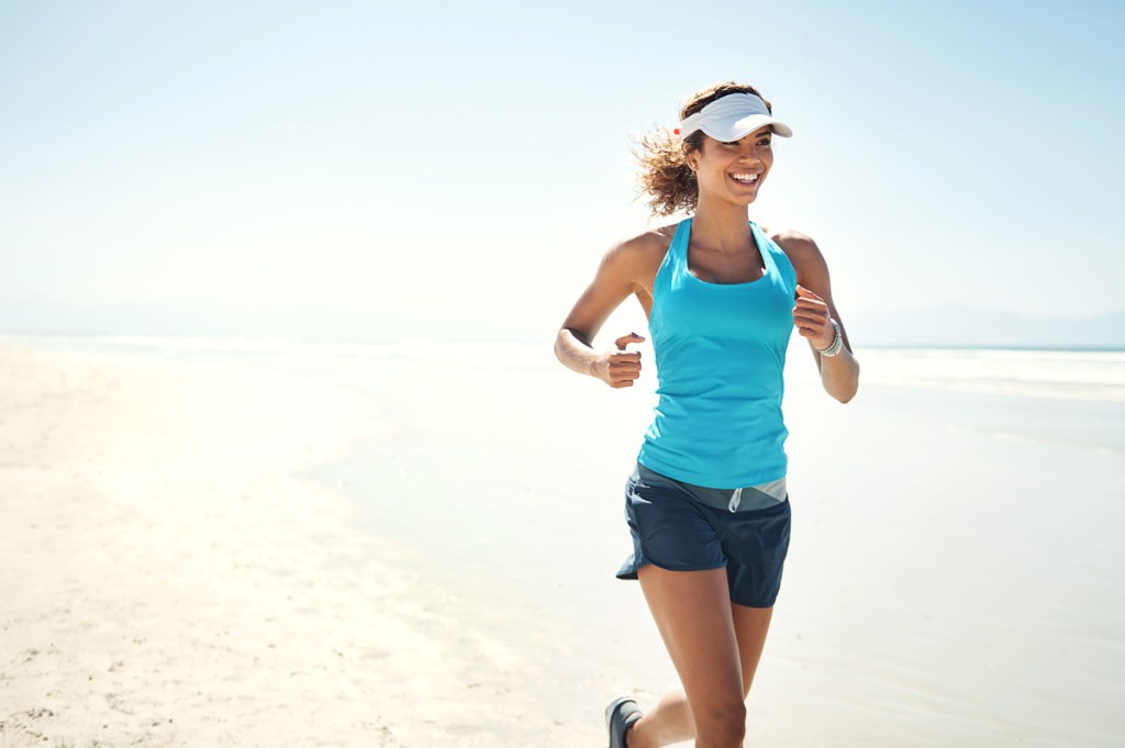 Mulher correndo - Depilação influencia nos treinos?