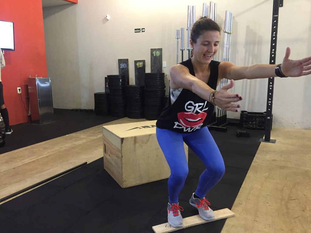 Mulher em treino se equilibrando em tábua