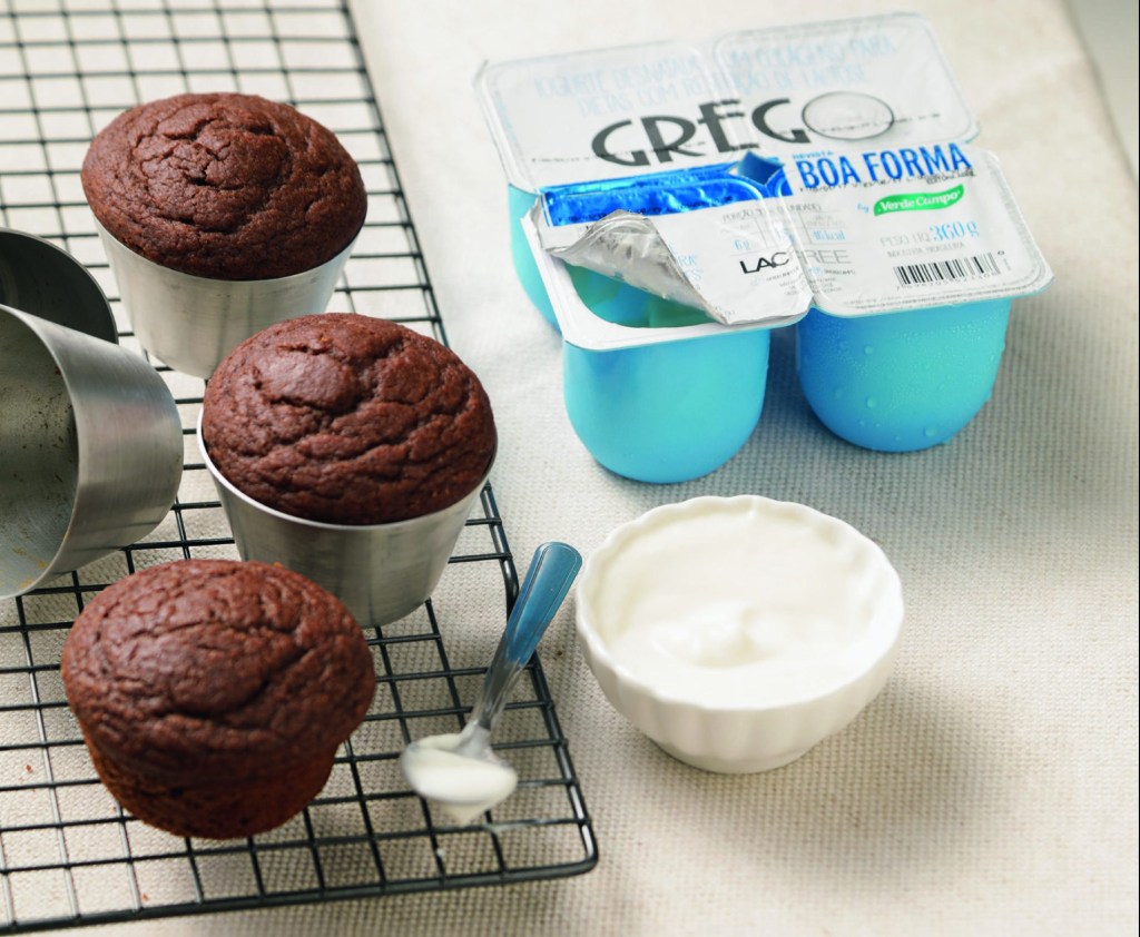 Muffin de cacau e iogurte grego para o lanche da tarde