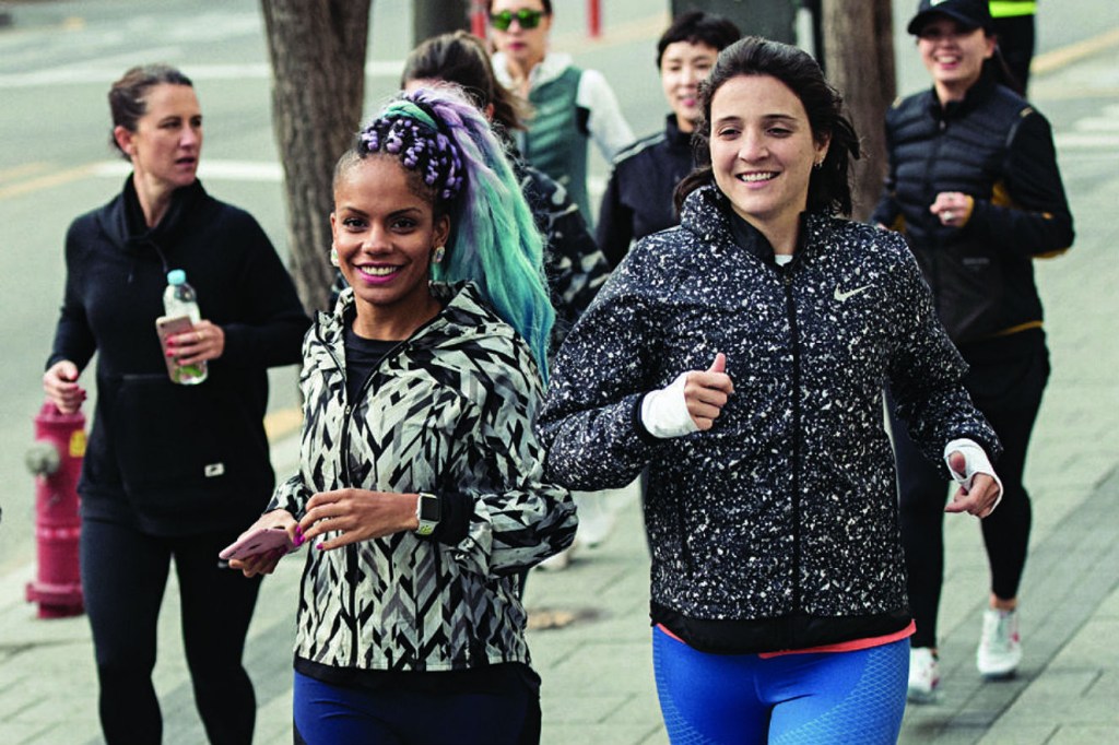 Mulheres praticando corrida pelas ruas da Coreis do Sul