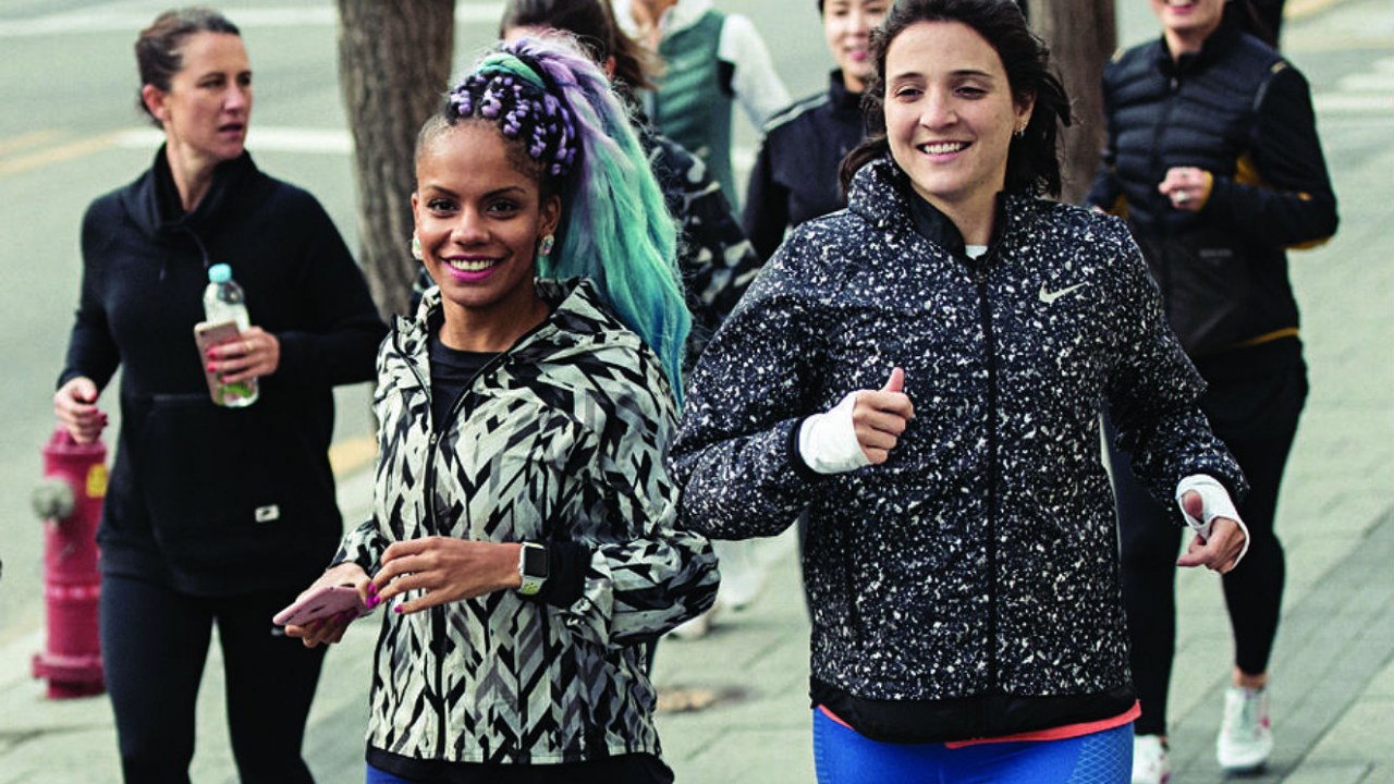 Mulheres praticando corrida pelas ruas da Coreis do Sul