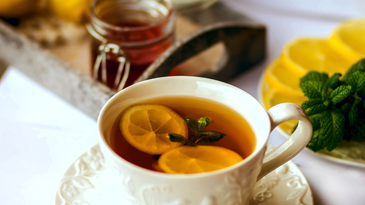 Xícara de chá com limão