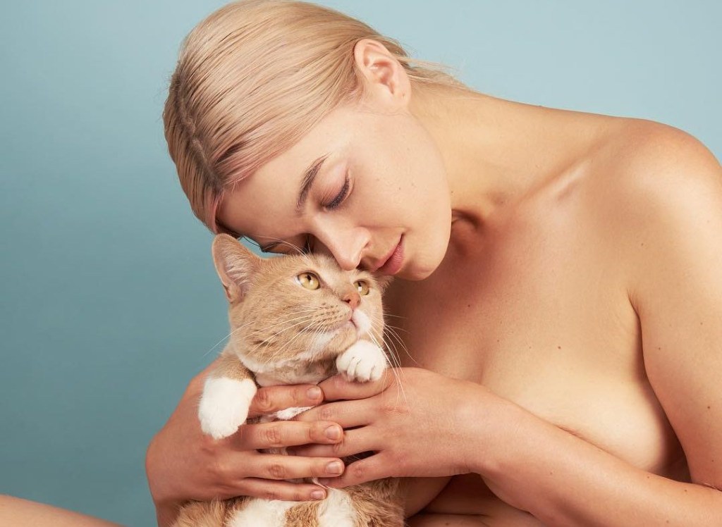 Modelo Khrystyana com gato
