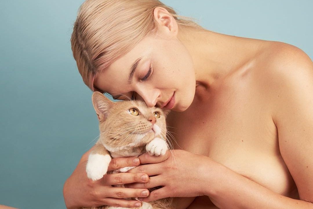 Modelo Khrystyana com gato
