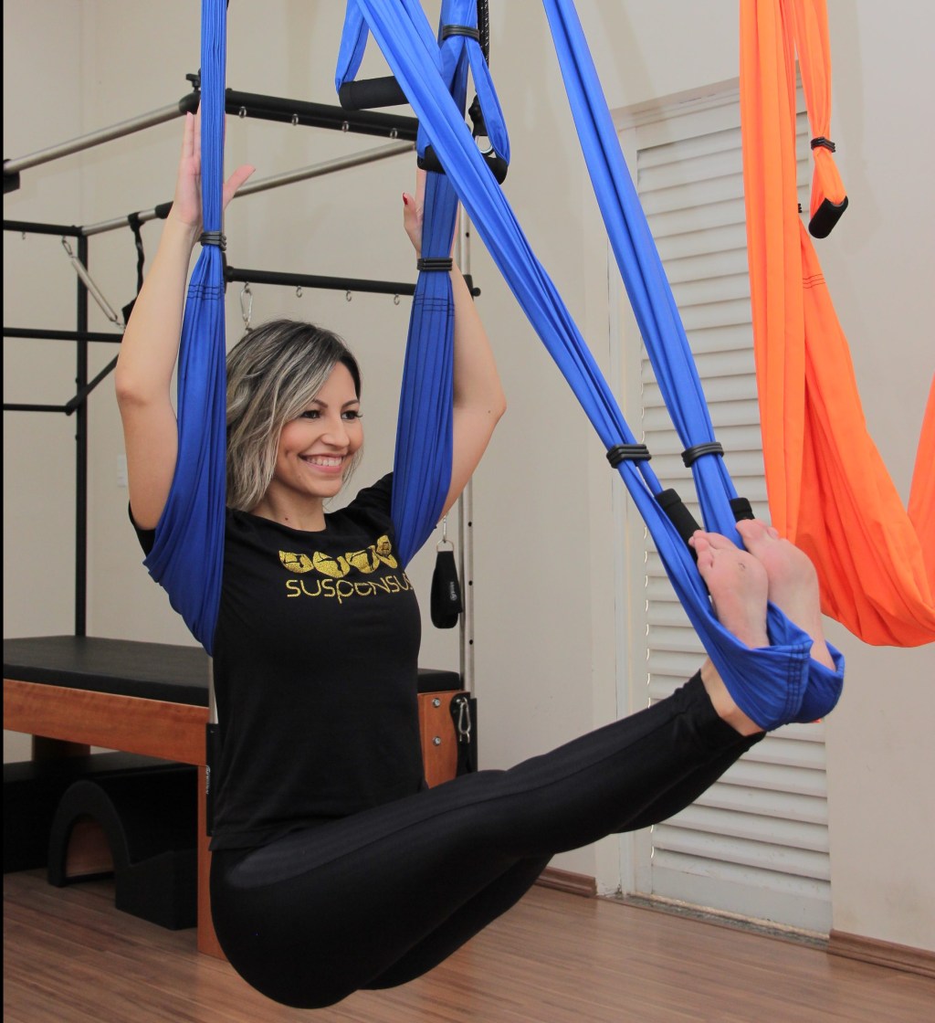 Vanessa Alves fazendo exercício no tecido em aula de Suspensus - modalidades com tecido suspenso