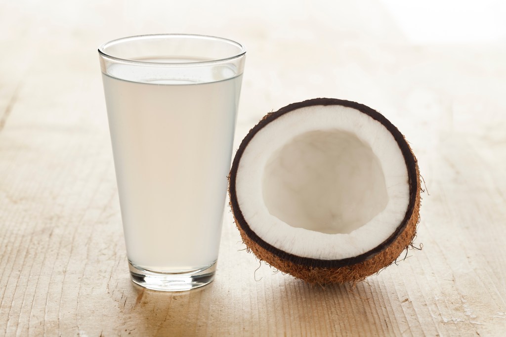 Coco e água de coco no copo
